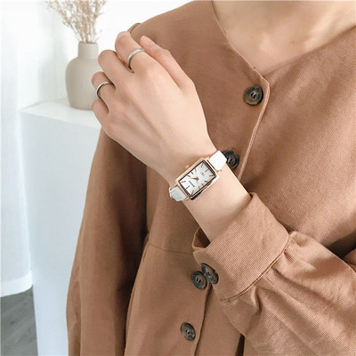 Ρετρό γυναικείο ρολόι με δερμάτινο λουράκι