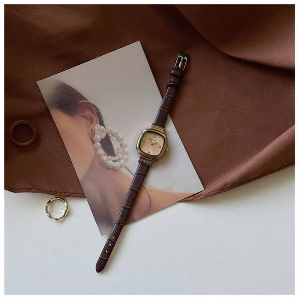 Νέο μοντέλο γυναικείο τετράγωνο ρολόι με δερμάτινο λουράκι