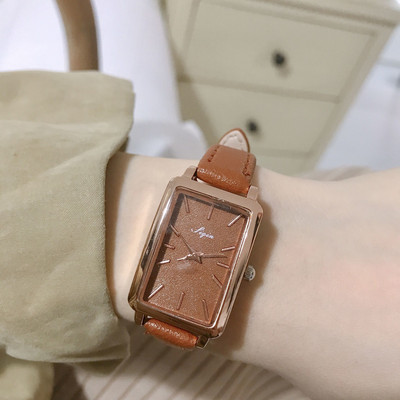 Μοντέρνο γυναικείο ρολόι με δερμάτινο λουράκι