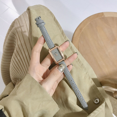 Μοντέρνο γυναικείο ρολόι με δερμάτινο λουράκι