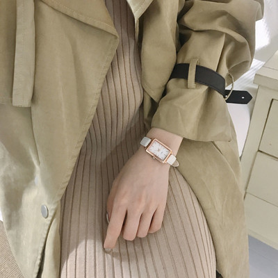 Μοντέρνο γυναικείο ρολόι με δερμάτινο λουράκι