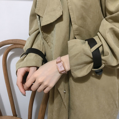 Μοντέρνο γυναικείο ρολόι με δερμάτινο λουράκι