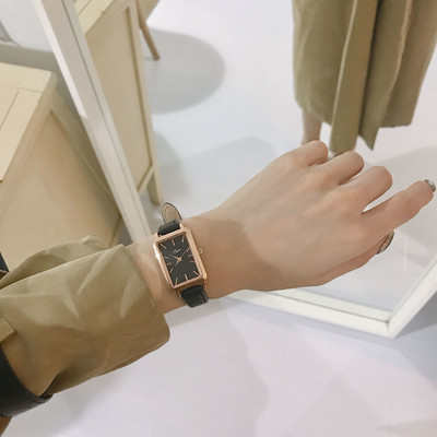 Μοντέρνο γυναικείο ρολόι με δερμάτινο λουράκι