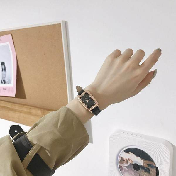 Μοντέρνο γυναικείο ρολόι με δερμάτινο λουράκι