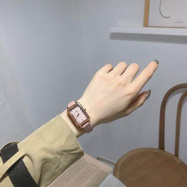 Μοντέρνο γυναικείο ρολόι με δερμάτινο λουράκι