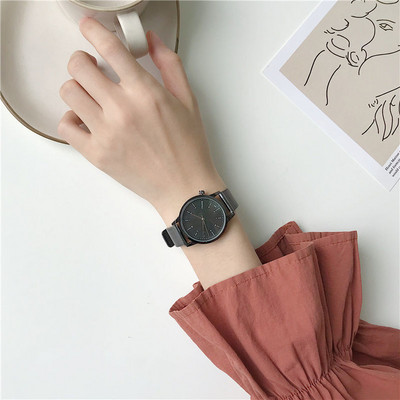 Γυναικείο μοντέρνο ρολόι με μεταλλικό λουράκι