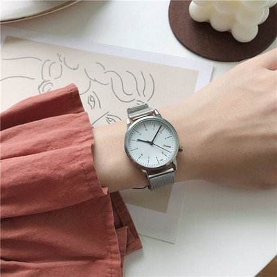 Γυναικείο μοντέρνο ρολόι με μεταλλικό λουράκι