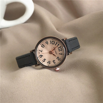 Vintage στρογγυλό ρολόι με δερμάτινο λουράκι για γυναίκες