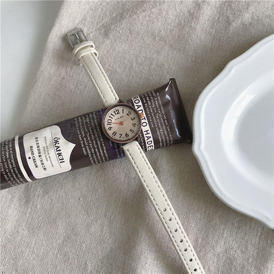 Vintage στρογγυλό ρολόι με δερμάτινο λουράκι για γυναίκες