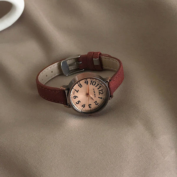 Vintage στρογγυλό ρολόι με δερμάτινο λουράκι για γυναίκες