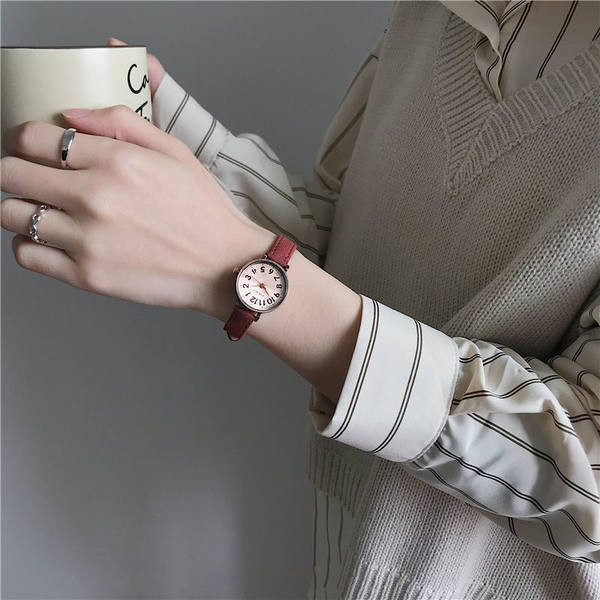 Vintage στρογγυλό ρολόι με δερμάτινο λουράκι για γυναίκες