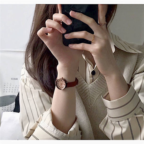 Vintage στρογγυλό ρολόι με δερμάτινο λουράκι για γυναίκες