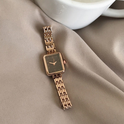 Μοντέρνο γυναικείο ρολόι με χρυσό λουράκι