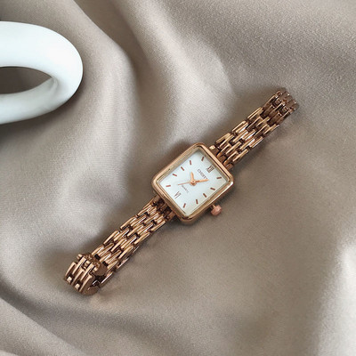 Μοντέρνο γυναικείο ρολόι με χρυσό λουράκι