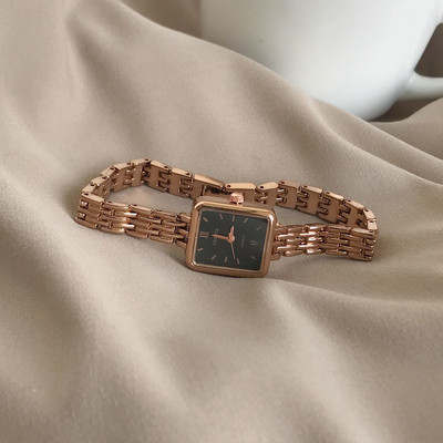 Μοντέρνο γυναικείο ρολόι με χρυσό λουράκι