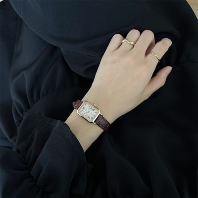 Moodne naiste käekell õhukese nahkrihmaga