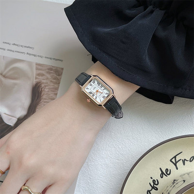 Moodne naiste käekell õhukese nahkrihmaga