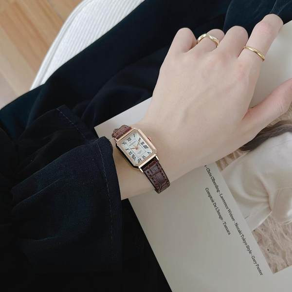 Moodne naiste käekell õhukese nahkrihmaga