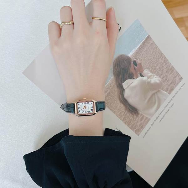 Moodne naiste käekell õhukese nahkrihmaga