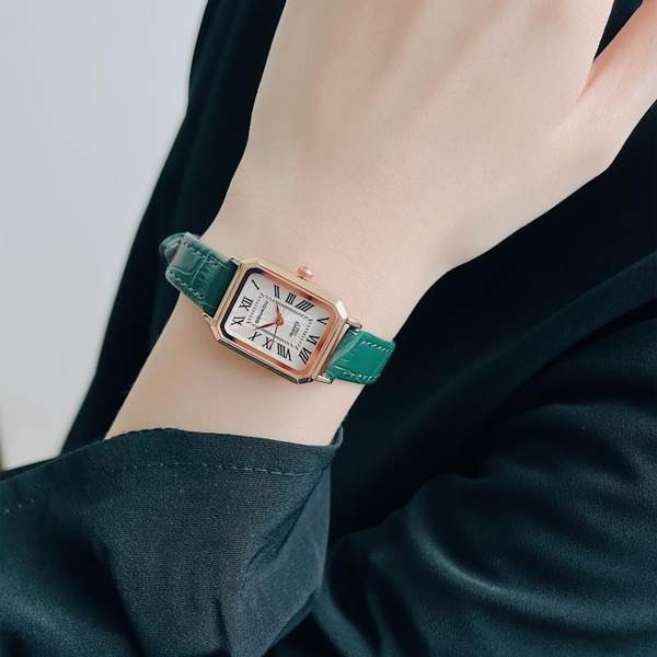 Moodne naiste käekell õhukese nahkrihmaga