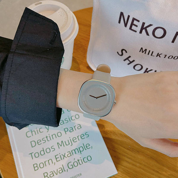 Ženski sat - kvadratnog oblika