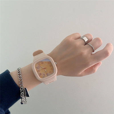 Naiste vabaaja spordikell erinevates värvides