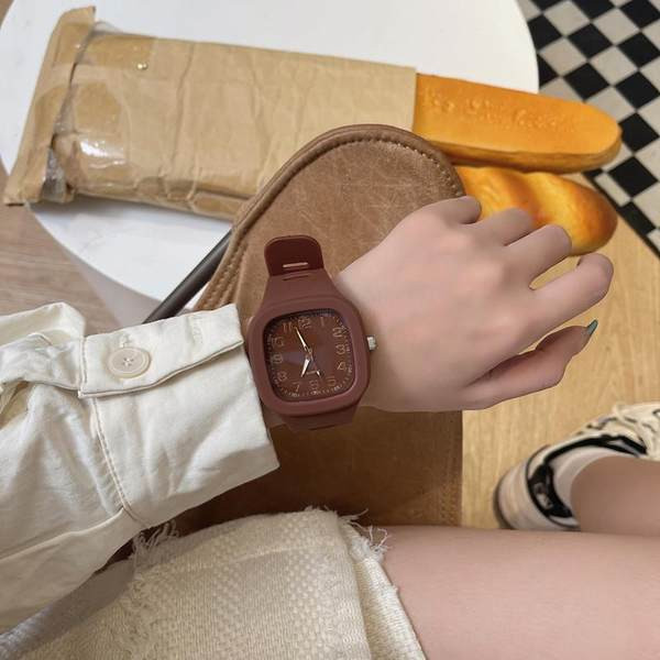 Naiste vabaaja spordikell erinevates värvides