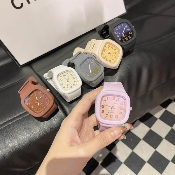 Naiste vabaaja spordikell erinevates värvides