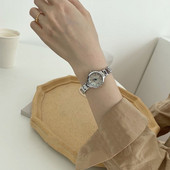 Moderan ženski sat sa metalnom kopčom u srebrnoj boji