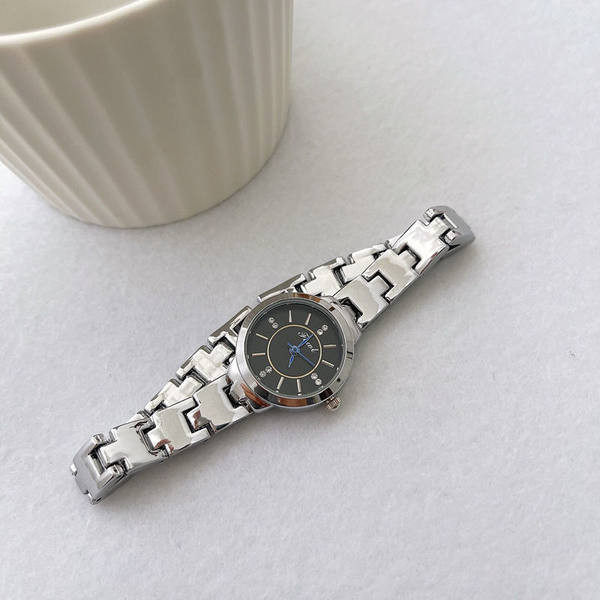 Moderan ženski sat sa metalnom kopčom u srebrnoj boji