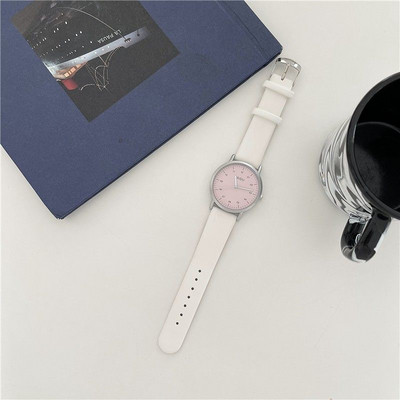 Μοντέρνο ρολόι με λουράκι από οικολογικό δέρμα για γυναίκες