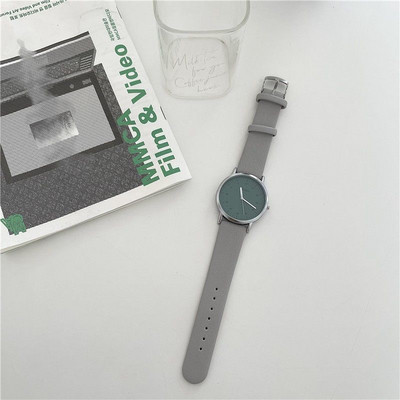 Μοντέρνο ρολόι με λουράκι από οικολογικό δέρμα για γυναίκες