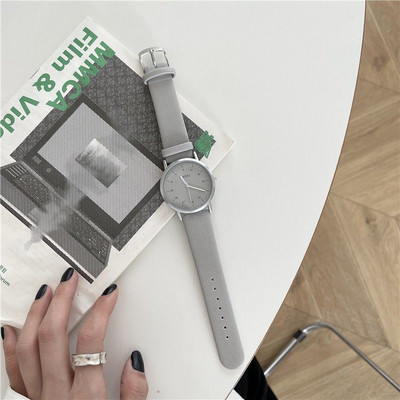 Μοντέρνο ρολόι με λουράκι από οικολογικό δέρμα για γυναίκες