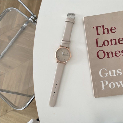 Μοντέρνο ρολόι με λουράκι από οικολογικό δέρμα για γυναίκες