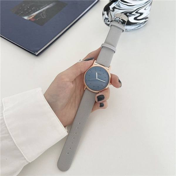 Μοντέρνο ρολόι με λουράκι από οικολογικό δέρμα για γυναίκες