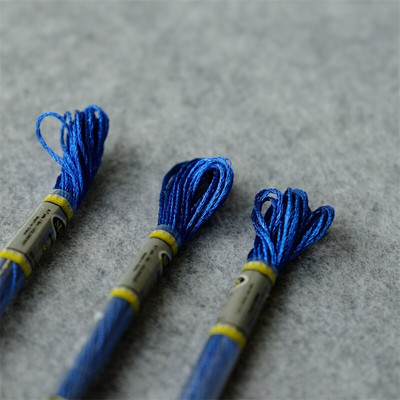 Pachet de 3 bucăți pe culoare Artă 317W, luciu ridicat, ață de broderie metalică, ață de cusătură în cruce, 8 metri fiecare frișcă