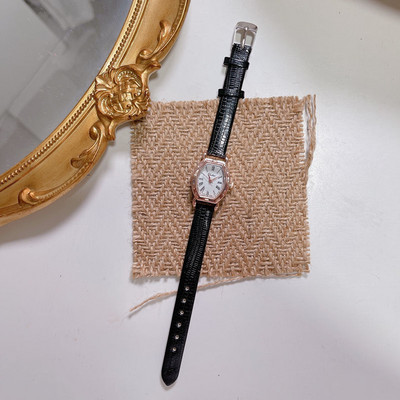 Γυναικείο ρολόι με τετράγωνο σχήμα και χρυσό στοιχείο