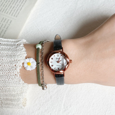 Γυναικείο ρολόι με τετράγωνο σχήμα και χρυσό στοιχείο