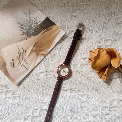 Γυναικείο ρολόι με τετράγωνο σχήμα και χρυσό στοιχείο