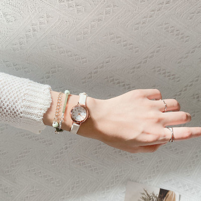 Γυναικείο ρολόι με τετράγωνο σχήμα και χρυσό στοιχείο