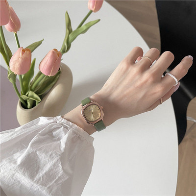 Ceas de dama cu forma patrata