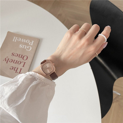 Ceas de dama cu forma patrata