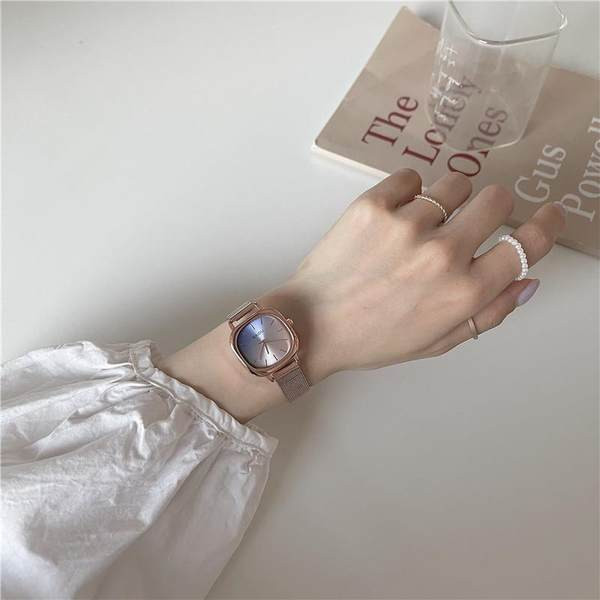 Ceas de dama cu forma patrata