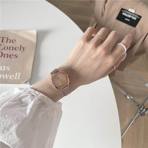 Ceas de dama cu forma patrata