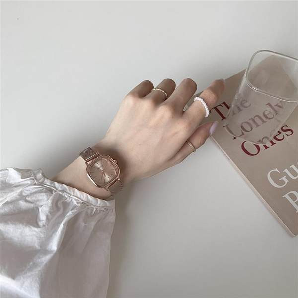 Ceas de dama cu forma patrata