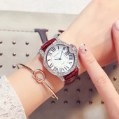 Nahast rihma ja dekoratiivkividega uus mudel naiste käekell