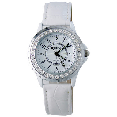 Nahast rihma ja dekoratiivkividega uus mudel naiste käekell