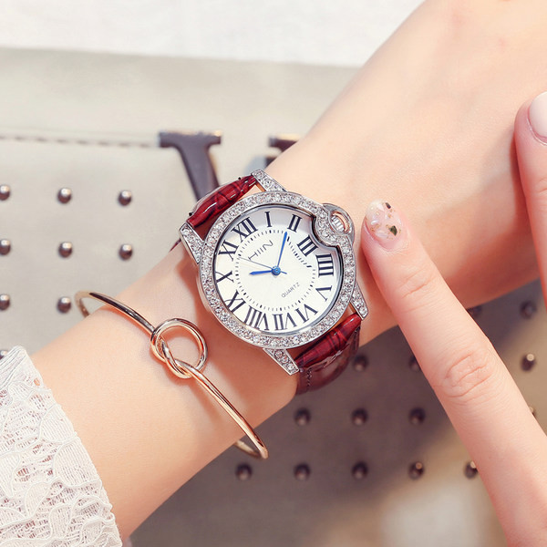 Nahast rihma ja dekoratiivkividega uus mudel naiste käekell