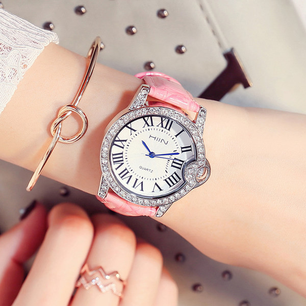 Nahast rihma ja dekoratiivkividega uus mudel naiste käekell