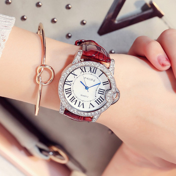 Nahast rihma ja dekoratiivkividega uus mudel naiste käekell